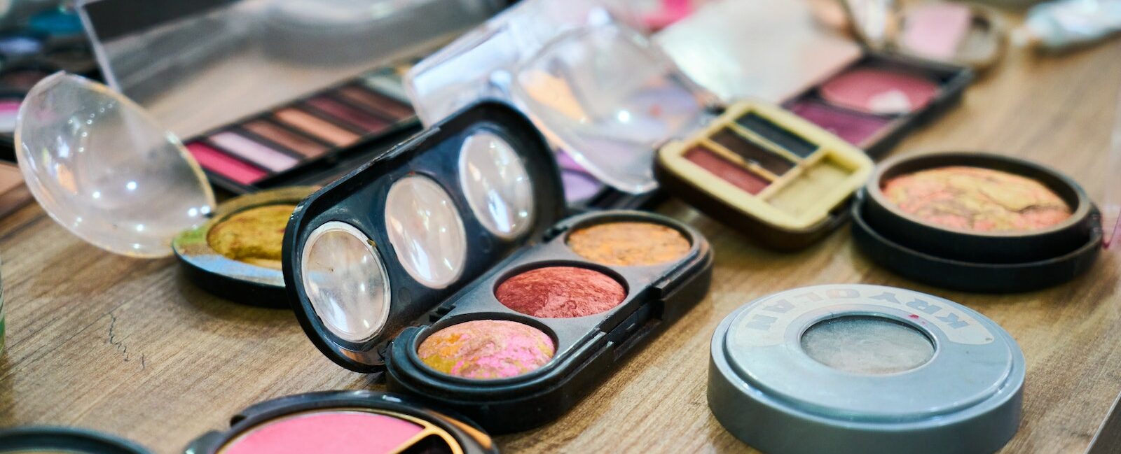 Comment porter le mascara coloré ?