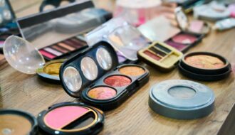 Comment porter le mascara coloré ?