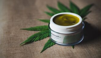Crème CBD et bienfaits beauté : le vrai du faux