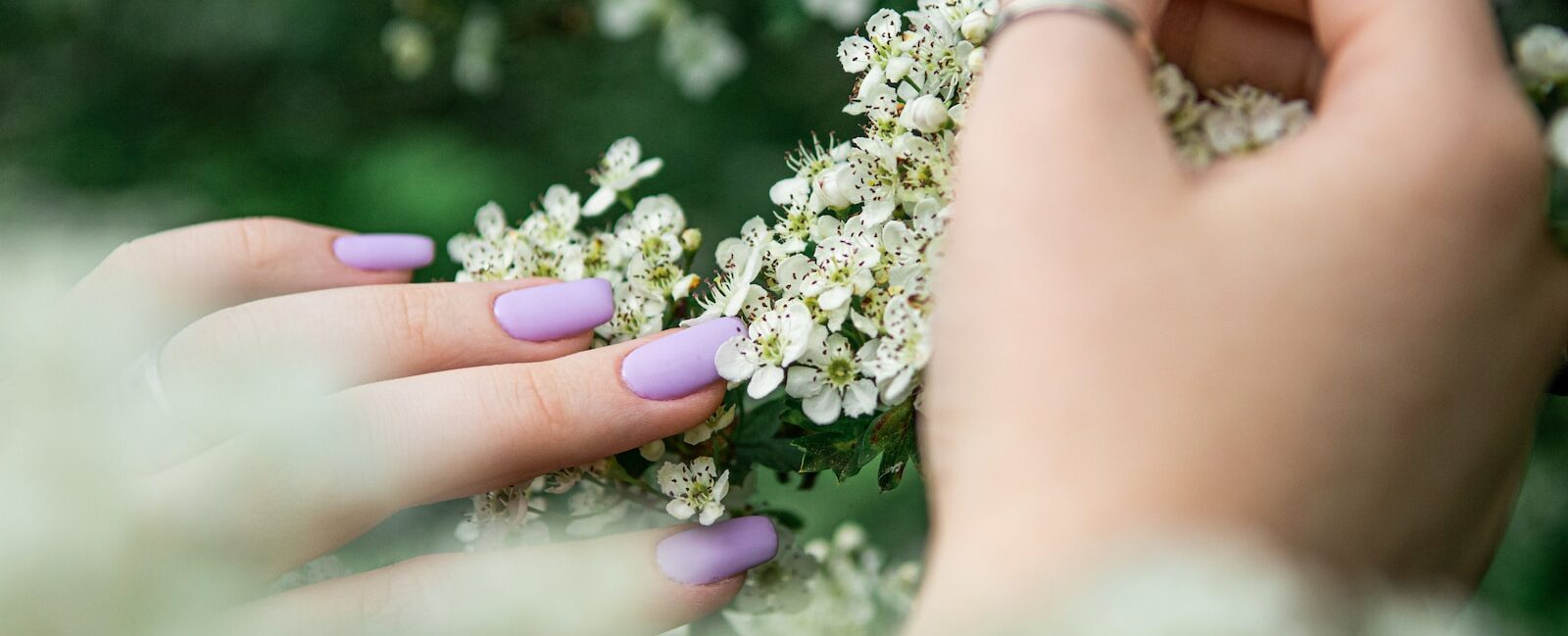 Entrez dans le monde fascinant de la pose d'ongles à l'américaine, une technique qui ne manquera pas de sublimer vos mains !