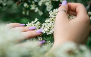 Entrez dans le monde fascinant de la pose d'ongles à l'américaine, une technique qui ne manquera pas de sublimer vos mains !