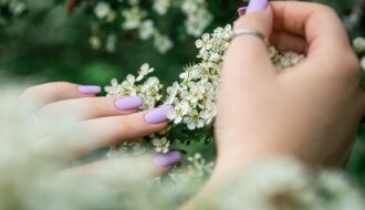 Entrez dans le monde fascinant de la pose d'ongles à l'américaine, une technique qui ne manquera pas de sublimer vos mains !