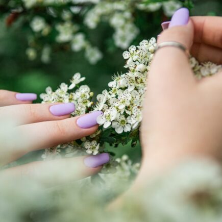 Entrez dans le monde fascinant de la pose d'ongles à l'américaine, une technique qui ne manquera pas de sublimer vos mains !