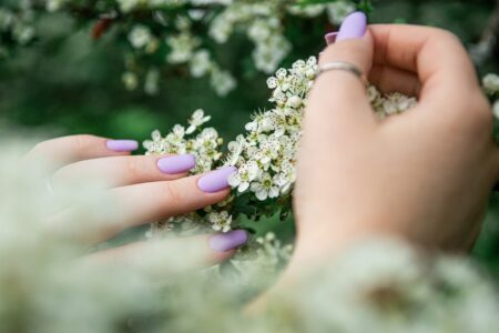 Entrez dans le monde fascinant de la pose d'ongles à l'américaine, une technique qui ne manquera pas de sublimer vos mains !