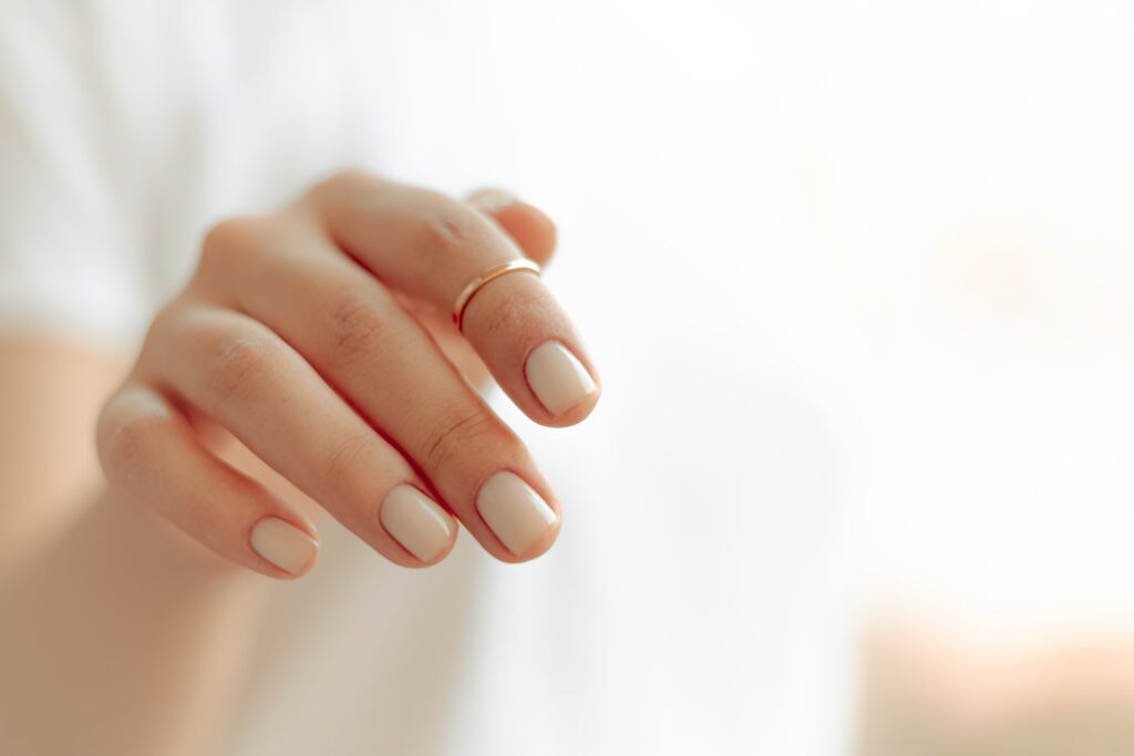 Les ongles pose américaine se distinguent de nombreuses autres techniques par plusieurs caractéristiques clés.