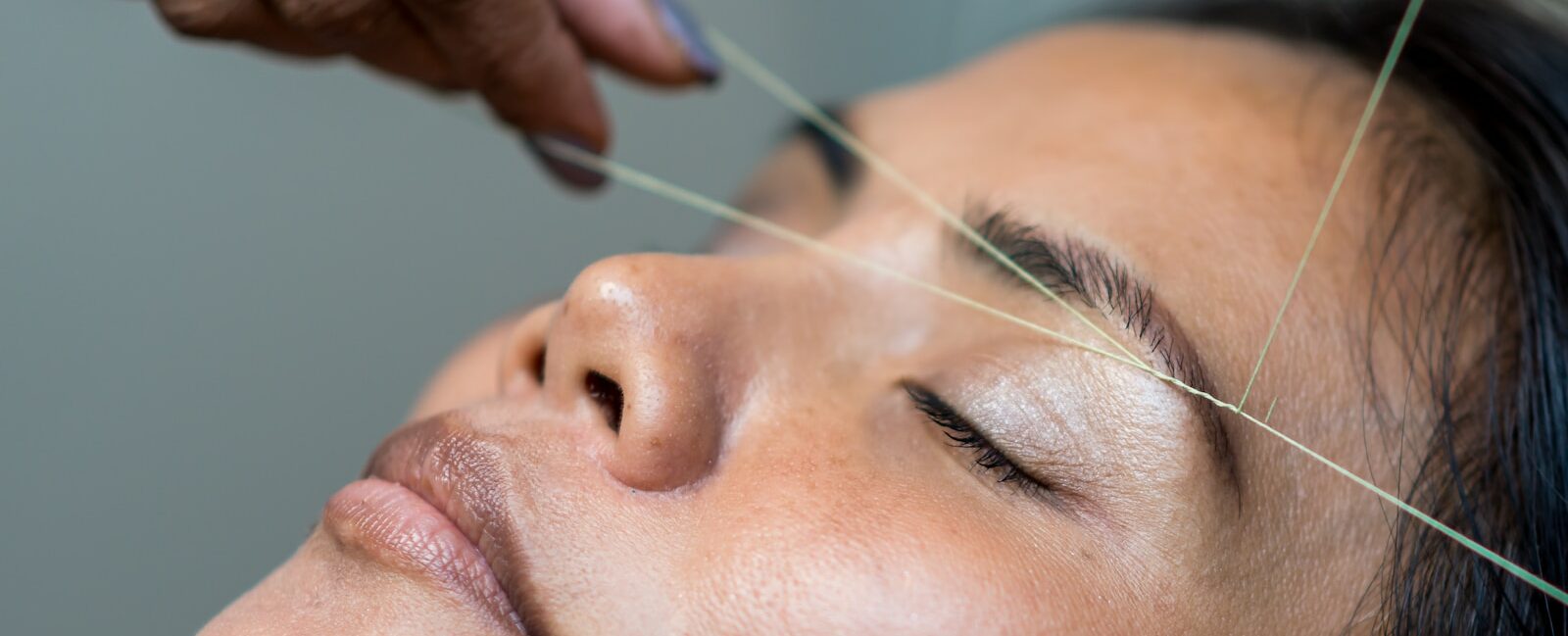 L'épilation du sourcil au fil est une technique de beauté ancestrale qui permet d'obtenir des sourcils parfaitement sculptés en utilisant un fil torsadé pour éliminer les poils indésirables tout en préservant la forme naturelle.