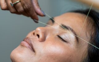 L'épilation du sourcil au fil est une technique de beauté ancestrale qui permet d'obtenir des sourcils parfaitement sculptés en utilisant un fil torsadé pour éliminer les poils indésirables tout en préservant la forme naturelle.