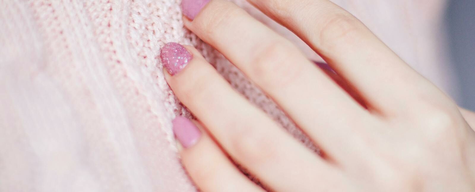 Découvrez à quoi sert un primer pour ongle et comment il améliore l’adhérence du gel, de l’acrylique et du vernis semi-permanent. Apprenez à choisir le bon primer pour une manucure durable et sans décollement !