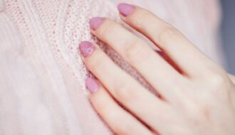 Découvrez à quoi sert un primer pour ongle et comment il améliore l’adhérence du gel, de l’acrylique et du vernis semi-permanent. Apprenez à choisir le bon primer pour une manucure durable et sans décollement !