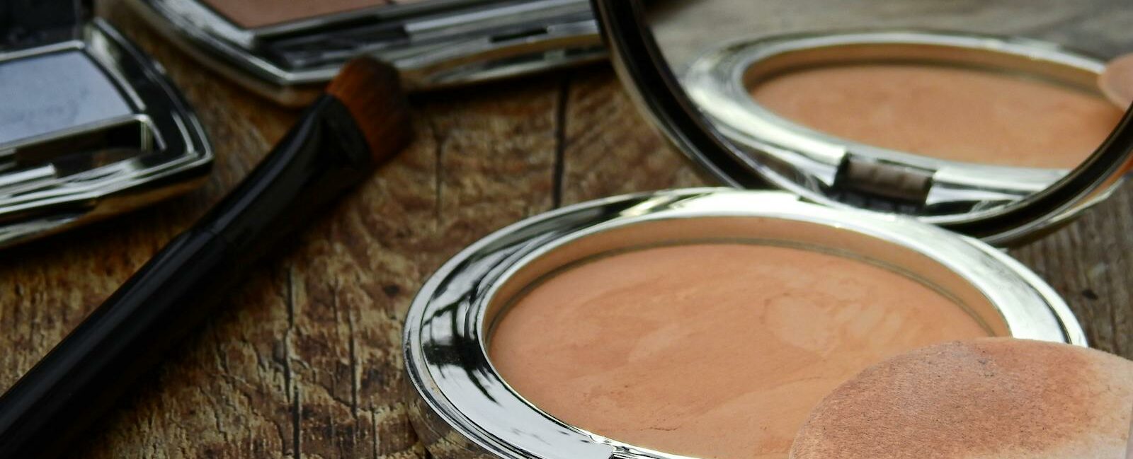 Découvrez comment choisir la couleur de blush idéale selon votre carnation, votre sous-ton et la couleur de vos cheveux. Astuces, erreurs à éviter et conseils d’application pour un effet naturel et éclatant !