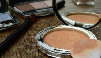 Découvrez comment choisir la couleur de blush idéale selon votre carnation, votre sous-ton et la couleur de vos cheveux. Astuces, erreurs à éviter et conseils d’application pour un effet naturel et éclatant !