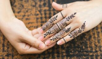 Découvrez comment enlever du henné sur la peau rapidement et sans l’abîmer. Exfoliation, produits et erreurs à éviter : suivez mes conseils !