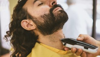 Quels sont les critères essentiels pour bien choisir sa tondeuse à barbe professionnelle ?