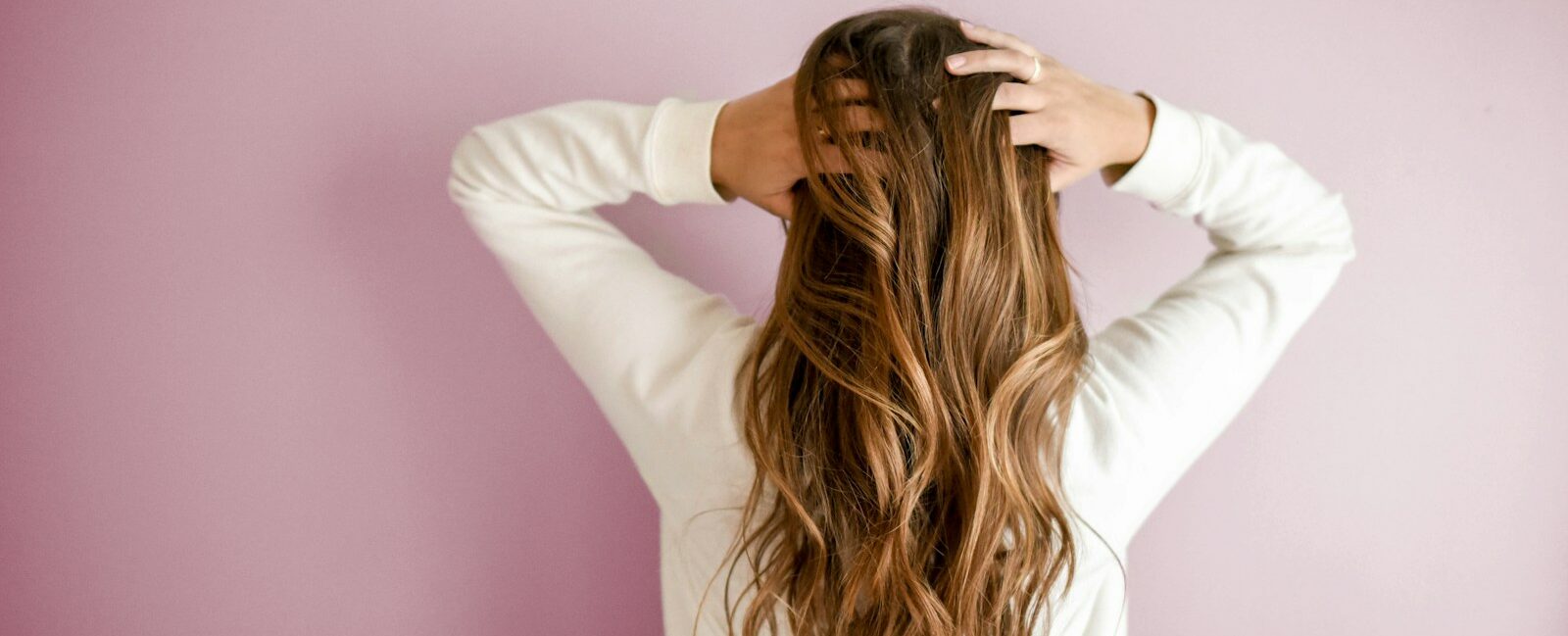 Quel soin pour cheveux secs faut-il adopter ? Découvrez les gestes et ingrédients naturels pour nourrir, hydrater et sublimer votre chevelure.