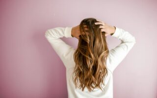 Quel soin pour cheveux secs faut-il adopter ? Découvrez les gestes et ingrédients naturels pour nourrir, hydrater et sublimer votre chevelure.