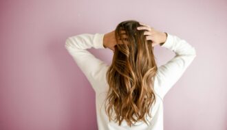 Quel soin pour cheveux secs faut-il adopter ? Découvrez les gestes et ingrédients naturels pour nourrir, hydrater et sublimer votre chevelure.
