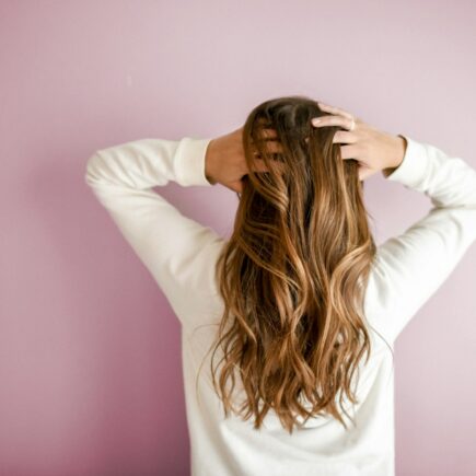 Quel soin pour cheveux secs faut-il adopter ? Découvrez les gestes et ingrédients naturels pour nourrir, hydrater et sublimer votre chevelure.