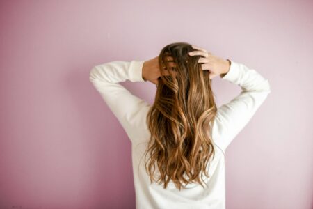 Quel soin pour cheveux secs faut-il adopter ? Découvrez les gestes et ingrédients naturels pour nourrir, hydrater et sublimer votre chevelure.