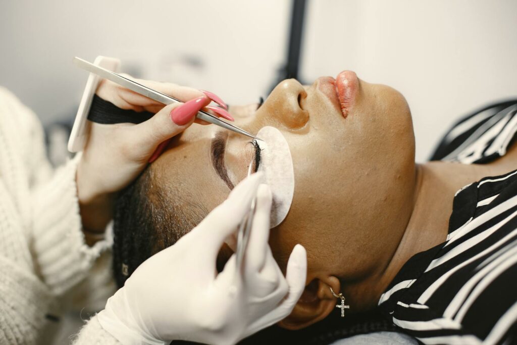 a régularité est la clé pour maintenir des cils propres et en bonne santé