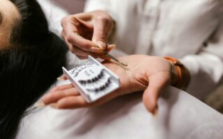 Découvrez avec quoi nettoyer ses extensions de cils en douceur, avec les produits et gestes pour garantir leur tenue et la santé des yeux.