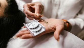 Découvrez avec quoi nettoyer ses extensions de cils en douceur, avec les produits et gestes pour garantir leur tenue et la santé des yeux.