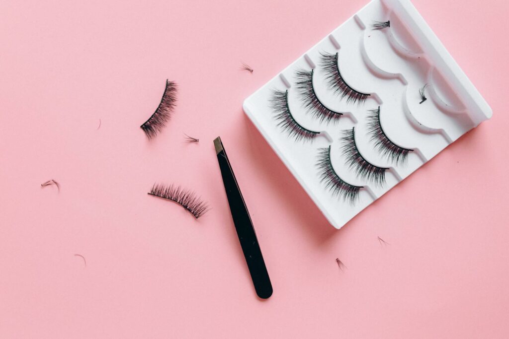 Entretenir ses extensions de cils est simple, à condition de faire preuve de délicatesse et de constance.