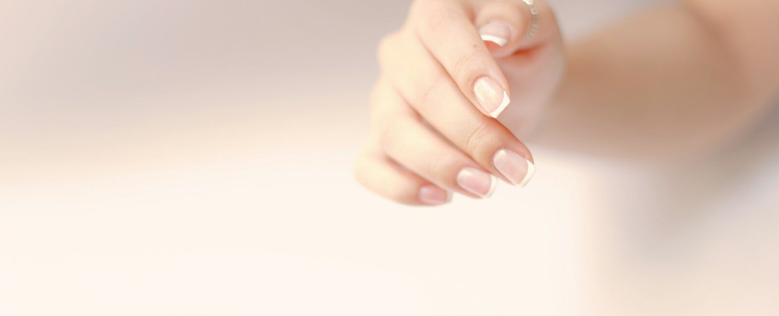 Découvrez comment dégraisser un ongle sans cleaner grâce à des alternatives simples, naturelles et efficaces pour une manucure durable et soignée.