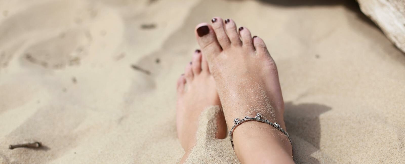 Découvrez comment prendre soin de ses pieds : hygiène, hydratation, soins naturels et astuces bien-être au quotidien.