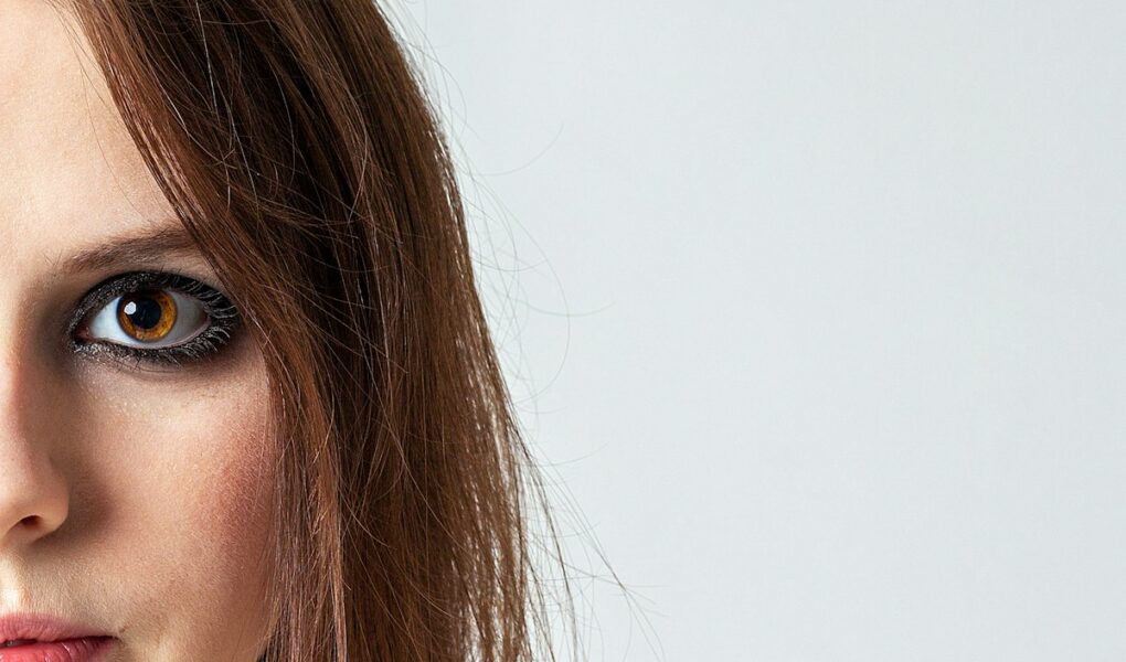 Smokey eyes : le tuto facile même pour débutantes