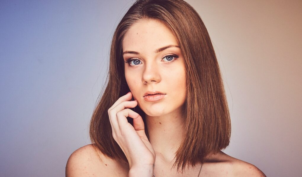 Découvrez les secrets pour mincir du visage. Alimentation, yoga facial et massages : tout pour sculpter vos traits durablement.