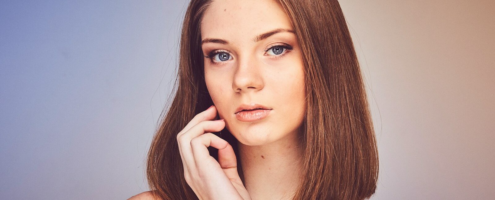 Découvrez les secrets pour mincir du visage. Alimentation, yoga facial et massages : tout pour sculpter vos traits durablement.