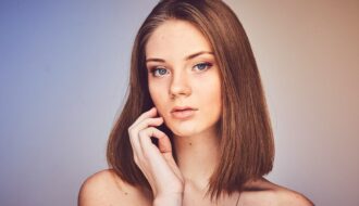 Découvrez les secrets pour mincir du visage. Alimentation, yoga facial et massages : tout pour sculpter vos traits durablement.