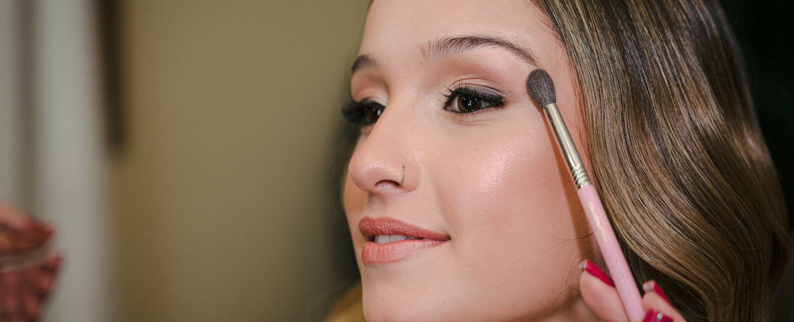 Sublimez vos traits avec mon guide contouring facile pour débutantes ! Découvrez la technique idéale selon votre forme de visage pour un résultat naturel.