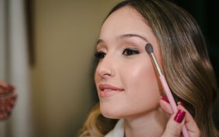 Sublimez vos traits avec mon guide contouring facile pour débutantes ! Découvrez la technique idéale selon votre forme de visage pour un résultat naturel.