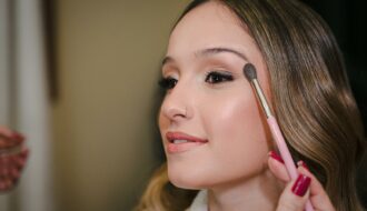 Sublimez vos traits avec mon guide contouring facile pour débutantes ! Découvrez la technique idéale selon votre forme de visage pour un résultat naturel.