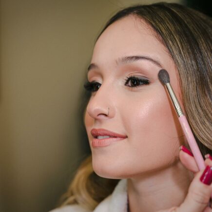 Sublimez vos traits avec mon guide contouring facile pour débutantes ! Découvrez la technique idéale selon votre forme de visage pour un résultat naturel.