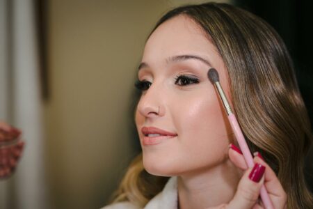 Sublimez vos traits avec mon guide contouring facile pour débutantes ! Découvrez la technique idéale selon votre forme de visage pour un résultat naturel.