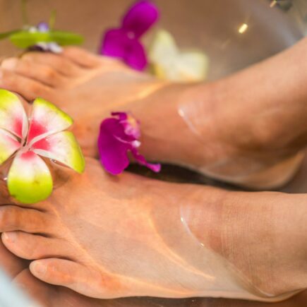 Comment prendre soin de ses ongles de pieds ? Guide d'esthéticienne : hygiène rigoureuse, coupe parfaite et astuces naturelles pour une pédicure santé irréprochable.