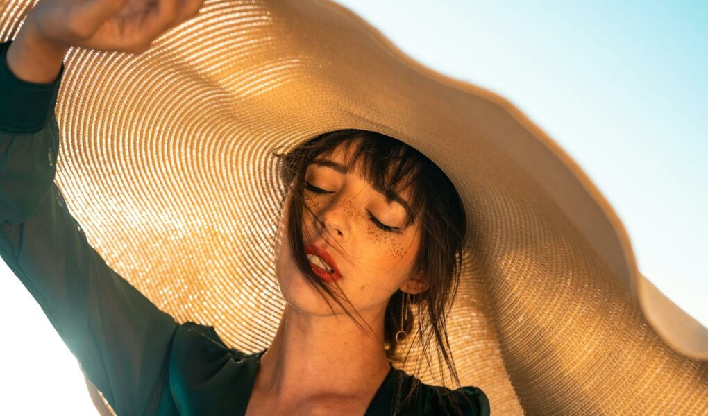 Découvrez comment préparer sa peau au soleil pour un bronzage lumineux et durable. Conseils d'experte : gommage, hydratation et nutrition !