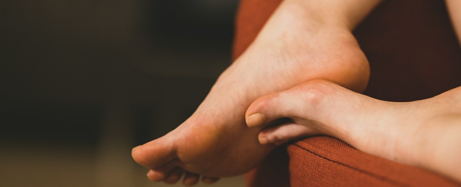 Corne au pied ? Découvrez mes secrets pour l'éliminer. Soins, bains et astuces pour retrouver des talons doux et lisses durablement.