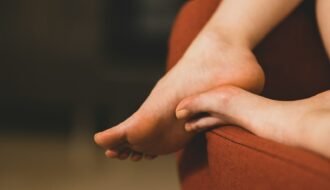 Corne au pied ? Découvrez mes secrets pour l'éliminer. Soins, bains et astuces pour retrouver des talons doux et lisses durablement.