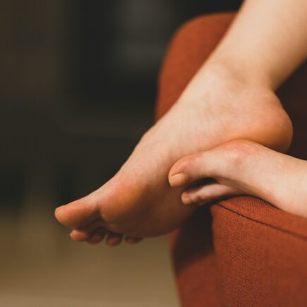 Corne au pied ? Découvrez mes secrets pour l'éliminer. Soins, bains et astuces pour retrouver des talons doux et lisses durablement.