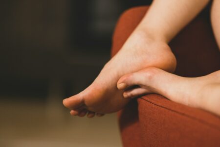 Corne au pied ? Découvrez mes secrets pour l'éliminer. Soins, bains et astuces pour retrouver des talons doux et lisses durablement.