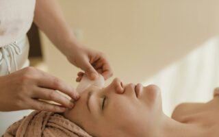 En quoi consiste le métier d'esthéticienne ? Missions, formation, salaire et réalité du quotidien : tout savoir sur cette experte de la beauté et du soin.