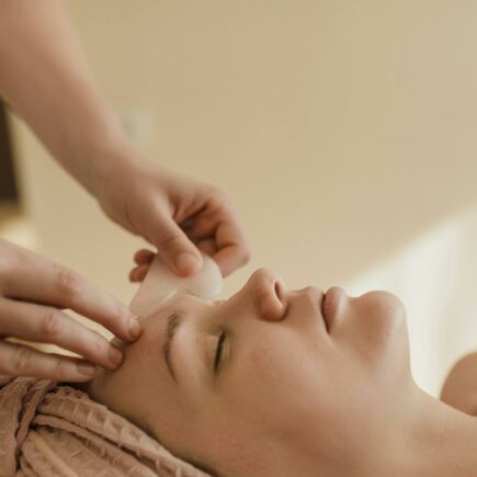 En quoi consiste le métier d'esthéticienne ? Missions, formation, salaire et réalité du quotidien : tout savoir sur cette experte de la beauté et du soin.