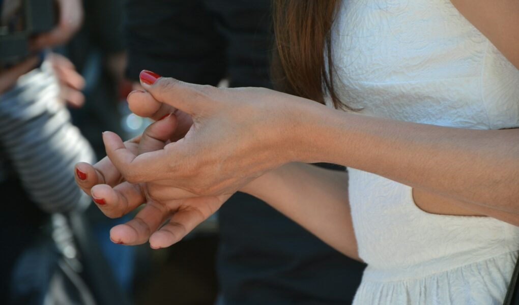 Ongle cassé ? Sauvez votre manucure avec mes astuces d'expert. Technique du sachet de thé, soie et soins pour réparer une fissure sans avoir à couper.