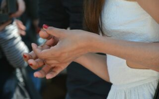 Ongle cassé ? Sauvez votre manucure avec mes astuces d'expert. Technique du sachet de thé, soie et soins pour réparer une fissure sans avoir à couper.