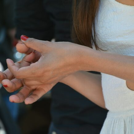 Ongle cassé ? Sauvez votre manucure avec mes astuces d'expert. Technique du sachet de thé, soie et soins pour réparer une fissure sans avoir à couper.