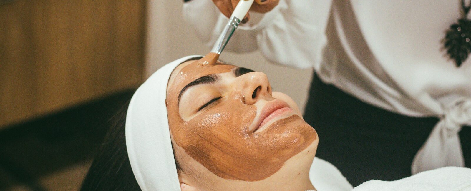 Pourquoi l'exfoliation est-elle vitale pour votre peau ? Découvrez les secrets d'une esthéticienne pour booster l'éclat, lisser le grain et choisir le soin adapté.