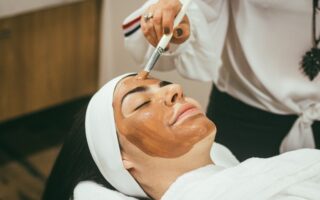 Pourquoi l'exfoliation est-elle vitale pour votre peau ? Découvrez les secrets d'une esthéticienne pour booster l'éclat, lisser le grain et choisir le soin adapté.